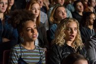 Spontaneous - Zerplatzt – Tess McNulty (Hayley Law, l.); Mara Carlyle (Katherine Langford, r.)