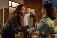 neoriginal: Generation Z – Kelly (Buket Kömür, r.) erzählt ihren Eltern Jason (Johnny Vegas) und Lorraine (Suzanne Ahmet, l.), dass sie von Janine angegriffen und verletzt wurde. Jason will zunächst nicht glauben, dass seine Mutter so etwas getan hat.