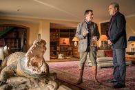 SOKO München – Arthur Bauer (Gerd Silberbauer, l.) stattet Elmar Dannenberg (Max Tidof, r.) einen Besuch zu Hause ab.