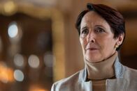 Killing Eve – Der Tod ihres Sohnes belastet Carolyn (Fiona Shaw) sehr, auch wenn sie es nicht nach außen zeigt. Denn Carolyn hat nur ein Ziel: die Verantwortlichen zur Strecke bringen.