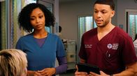 Chicago Med – Gemeinsam überbringen sie schlechte Nachrichten: Yaya DaCosta als April Sexton, Roland Buck III als Noah Sexton