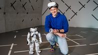 Checker Julian – Checker Julian mit Roboter NAO im Zukunftsmuseum Nürnberg