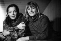Ein Abend mit Romy – Alice Schwarzer (re.) interviewte Romy Schneider (li.), weil sie den Brüchen in ihrer Persönlichkeit nachspüren wollte.