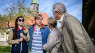 Sturm der Liebe – Gerry (Johannes Huth, 2.v.l.) muss für Shirin (Merve Çakır, l.) mit schlechtem Gewissen seine Mutter (Sabine Werner, 2.v.r.) und André (Joachim Lätsch, r.) belügen.