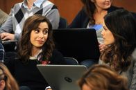 How I Met Your Mother – Ein Rückblick zeigt, wie Tracy (Cristin Milioti, l.) ihre Mitbewohnerin Cindy (Rachel Bilson, r.) kennenlernt ...