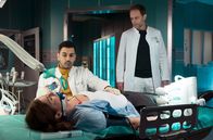 In aller Freundschaft – Dr. Kai Hoffmann (Julian Weigend, re.) hat es am Vortag nicht geschafft, seine sture ehemalige Bundeswehr-Kameradin Maxima Dobenko (Yasmina Djaballah) von weiteren Untersuchungen zu überzeugen. Am nächsten Morgen liegt sie bewusstlos auf dem Tisch von Dr. Ilay Demir (Tan Caglar, li.) und ihr Leben steht auf dem Spiel.