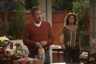Last Man Standing – Mikes Frau Vanessa (Nancy Travis, r.) wird befördert und hat dadurch weniger Zeit für die Familie. Durch seine neue Aufgabe bei Outdoor Man hat dagegen Mike (Tim Allen, l.) nun mehr Zeit für seine drei Töchter und seine Enkelsohn...