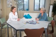 Rote Rosen – Sara (Antonia Jungwirth, l.) ist frustriert, weil sie in der Klinik kürzer treten muss (Edelgard Hansen, r.).