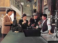 Die Olsenbande – Egon Olsen (Ove Sprogøe, 2. v. li.) und seine Kumpanen Benny (Morten Grunwald, li.) und Kjeld (Poul Bundgaard, 2. v. re.) erfahren von ihrem Kneipenwirt, dass ihr genialer Plan einen Fehler hat.