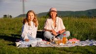 Box – Draußen ist es warm, die Sonne scheint und die Wiesen sind grün. Für Annika und Christina ist es Zeit für ein Picknick!