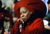 Star Trek VII - Treffen der Generationen – In "10 vorne" macht sich Guinan (Whoopi Goldberg) mal wieder so ihre Gedanken ...