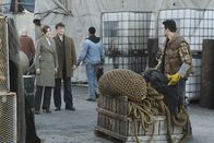 Castle – Hat Grant Vyro (Nathaniel Marston, r.) etwas mit dem Tod von dem Hafenarbeiter Donny Hayes zu tun? Castle (Nathan Fillion, 2.v.l.) und Beckett (Stana Katic, l.) gehen der Sache auf den Grund.; Hat Grant Vyro (Nathaniel Marston, r.) etwas mit dem Tod von dem Hafenarbeiter Donny Hayes zu tun? Castle (Nathan Fillion, 2.v.l.) und Beckett (Stana Katic, l.) gehen der Sache auf den Grund.