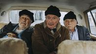 Alte Bande – Unterstützt von Henne (Hermann Beyer, m) wagen Boxer (Mario Adorf, l) und Wallberg (Tilo Prückner, r) den Ausbruch in die Freiheit. Doch die Welt draußen hat sich verändert, und nichts läuft so einfach, wie Boxer es sich vorgestellt hat.
