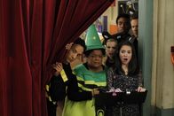 Community – Bald schon ist klar: Annies (Alison Brie, 2.v.r.) Anti-Drogen-Show mit ihrer Lerngruppe (v.l.n.r.: Danny Pudi, Yvette Nicole Brown, Gillian Jacobs, Donald Glover, Hoel McHale) verläuft nicht wie geplant ...
