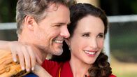 Cedar Cove – Bei einem Baseballspiel sind Olivia (Andie MacDowell, re) und Jack (Dylan Neal, li) in verschiedenen Teams