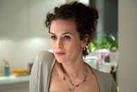 Und dennoch lieben wir – Carolin Winter (Melika Foroutan) ist eine ebenso lebenslustige wie leidenschaftliche Frau.
