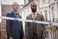 Detective Grace – Ein tödlicher Autounfall mit Fahrerflucht in Brighton hat fatale Auswirkungen auf alle Beteiligten. DS Roy Grace (John Simm, l.) und sein Stellvertreter DS Glenn Branson (Richie Campbell) müssen einen Killer aufhalten, der alle Beteiligten des Unfalls töten will. Allein: Was ist sein Motiv?
