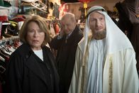 Wilsberg – Anna Springer (Rita Russek) und Overbeck (Roland Jankowsky) glauben, dass die als Weihnachtsmänner getarnten Bankräuber sich ihre Kostüme im selben Kostümverleih geliehen haben, in dem sich auch Wilsberg (Leonard Lansink, M.) herumtreibt.