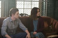 American Horror Story – Lana (Sarah Paulson, r.) und Kit (Evan Peters, l.) können nicht fassen, dass Dr. Oliver Thredson nach Briarcliff zurückgekehrt ist und durch Schwester Mary Eunice auch noch eine Festanstellung bekommen hat ...