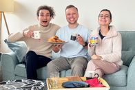 Einfach Retour – Französische Gastfreundschaft: Das Paar Scott (l.) und Alexia (r.) haben Jan Fitze (M.) zur spontanen Übernachtung in Paris eingeladen.