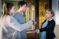 Notruf Hafenkante – Karin (Anne Kasprik, r.) ist überzeugt davon, dass Maren (Henriette Nagel, l.) Fabian (Gordon Kämmerer, M.) nicht gut tut und fordert sie auf, ihren Schlüssel abzugeben.