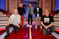 Wer weiß denn sowas? – Moderator Kai Pflaume (M.) und seine Rateteam-Kapitäne Bernhard Hoëcker (l.) und Elton (r.) begrüßen in dieser Sendung den Sterne- und Fernsehkoch Christian Lohse (2.v.l.) und den Fernsehkoch Nelson Müller (2.v.r.).