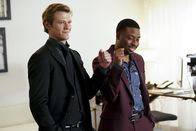 MacGyver – Der Plan ist gescheitert und trotzdem verlieren MacGyver (Lucas Till, l.) und sein Freund und Kollege Bozer (Justin Hires, r.) nie den Humor. Ob sie es trotzdem noch schaffen, die Terroristen aufzuhalten?