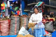 Unsere Kontinente – Auf diesem Markt in Urubamba, Peru, bietet die ländliche Bevölkerung ihre Waren an.