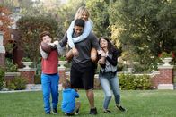 The Mick – Genauso stellt man sich eine große glückliche Familie vor, findet Mickey (Kaitlin Olson, oben). Doch während Sabrina (Sofia Black-D'Elia, r.) und Ben (Jack Stanton, unten) sich mit Danton Dante (Bert Belasco, M.) sich ganz gut anfreunden können, hat Chip (Thomas Barbusca, l.) nur wenige Begeisterung für ihn übrig ...