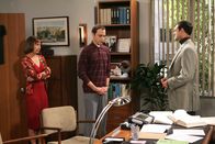 The Big Bang Theory – Mary (Laurie Metcalf, l.) beweist Ausdauer mit ihrem Sohn, doch dann greift sie resolut durch und schleppt Sheldon (Jim Parsons, M.) zu dessen Boss, bei dem er sich entschuldigt. Dr. Gablehauser (Mark Harelik, r.) ist von der resoluten Mutter derart angetan, dass er Sheldon sofort seinen Job zurückgibt, um Zeit für Mary zu haben ...