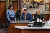 Superior Donuts – Während sich Arthur über einen Streich ärgert, finden Randy (Katey Sagal, l.), Tush (David Koechner, M.) und Fawz (Maz Jobrani, r.) den traditionellen Scherz eigentlich ganz witzig ...