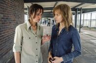 Stammheim - Zeit des Terrors – Ulrike Meinhof (Tatiana Nekrasov) im Gespräch mit Gudrun Ensslin (Lilith Stangenberg) beim Hofgang in der JVA Stammheim