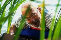 Löwenzahn Classics – Peter Lustig lässt sich auf einer Luftmatratze auf dem Bärstädter See treiben. Dabei entdeckt er Libellen, die ihn besonders interessieren.