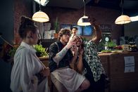 neoriginal: Blockbustaz – Hardy (Sascha Reimann, M.) freundet sich mit den Hipstern an. Stoffbeutel-Hipster (Alan Kofi Acheampong, r.), Sol (Eko Fresh, hinten).