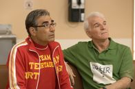 Im Dutzend billiger 2 – Während des Wettkampfs zwischen den ewigen Streithähnen Jimmy (Eugene Levy, li.) und Tom (Steve Martin) haben bei Nora die Wehen eingesetzt und die Rivalen begleiten sie ins Krankenhaus. Werden sie nun endlich ihren unsinnigen Streit beilegen?
