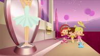 Zoés Zauberschrank – Tanja, Lili und Zoé entdecken in Zoés Welt eine richtige Ballerina.