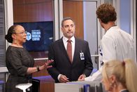 Chicago Med – Chicago Med Staffel 8 Folge 10 Sie versuchen ihn zu beruhigen: S. Epatha Merkerson Sharon Goodwin, Marc Grapey als Peter Kalmick, Nick Gehlfuss als Dr. Will Halstead Copyright: SRF/NBC Universal
