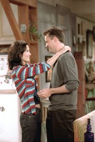 Friends – Monica Geller (Courteney Cox, l.); Chandler Bing (Matthew Perry, r.)