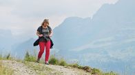 Puls – Moderatorin Daniela Lager im Gebiet der Ibergeregg, SZ, zu Fuss unterwegs