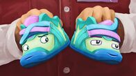 Unser Sandmännchen – Dank eines Einfalls von Dalli (rechts) verlassen die beiden Turnschuhe erstmals das Schaufenster.