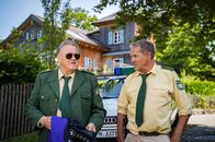 Hubert ohne Staller – Hubert (Christian Tramitz, r.) und Griwidz (Michael Brandner, l.) sind auf dem Weg zur Tauchschule „Abgetaucht“, wo die Verstorbene kurz vor ihrem Ableben noch eine Tauchstunde nahm.