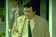 Columbo – Columbo (Peter Falk), der kultige Inspektor mit Glasauge, Trenchcoat und schräger Körperhaltung, bei seinen Recherchen.