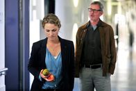 Polizeiruf 110 – Kriminalhauptkommissarin Olga Lenski (Maria Simon) trifft im Krankenhaus auf den resignierten Lehrer Otto Jentsch (Hans-Uwe Bauer), der ein enges Verhältnis zum Opfer des Anschlags zu haben scheint.