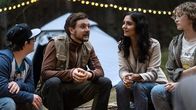 Almania – Stimpel (Phil Laude) hat ein Gemeinschaftserlebnis geschaffen und damit auch Robert (Tim Valerian Alberti), Sahra (Pegah Ferydoni) und Annika (Mathilda Smidt) beeindruckt.