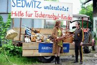 Sedwitz – Ralle Pietzsch (Thorsten Merten) begegnet auf seinem Ausflug in den Westen Astrid Hillebrand (Judith Richter). Weiteres Bildmaterial finden Sie unter www.br-foto.de.