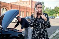 In aller Freundschaft – Da Sarah Marquardt (Alexa Maria Surholt, r.) tatsächlich vergessen hat Dr. Roland Heilmann (Thomas Rühmann, l.) und sie bei dem Kongress anzumelden, verschafft sie sich Zeit und gibt vor ein sehr verdächtiges Motorengeräusch gehört zu haben. Diese Zeit nutzt sie, um die Anmeldung beim Kongress telefonisch zu erledigen. Doch die Frist ist seit einer Woche abgelaufen.
