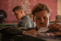High-Flyers – Guus Walema (Soy Kroon, r.) versucht, mit ein paar Wetten Geld zu verdienen. Rutger de Man (Josha Stradowski, l.) macht sich Sorgen um Guus und kontaktiert einen Freund der Familie.