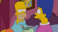 Die Simpsons – Marge (r.) macht sich Gedanken über Lisa, weil sie sich in einen dümmlichen, dicken Jungen verknallt hat, der überhaupt nicht zu ihr passt. Als sie von der psychologischen Theorie hört, dass Töchter sich in Männer verlieben, die ihren Vätern ähneln, will sie Homer umerziehen, damit Lisas Zukunft nicht gefährdet wird ...