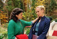 Sturm der Liebe – ARD STURM DER LIEBE FOLGE 1908 Uhr im ERSTEN. Pauline (Liza Tzschirner, l.) tröstet Coco (Mirjam Heimann, r.), die damit hadert, dass Tina ihretwegen so großen Kummer hat.