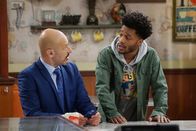 Superior Donuts – Als Franco (Jermaine Fowler, r.) Fawz (Maz Jobrani, l.) bittet, mit Arthur ein paar Freizeitaktivitäten zu unternehmen, willigt dieser sofort ein. Ganz ohne Hintergedanken?; Als Franco (Jermaine Fowler, r.) Fawz (Maz Jobrani, l.) bittet, mit Arthur ein paar Freizeitaktivitäten zu unternehmen, willigt dieser sofort ein. Ganz ohne Hintergedanken?